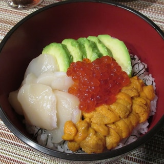 贅沢！イクラ・ウニ・ホタテの海鮮丼